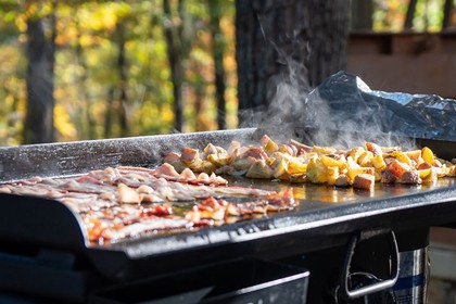 griddle cooking bacon