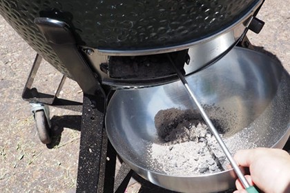 Kamado Grill Removing Ash